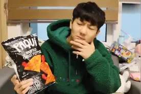 小伶玩具：小伙子挑战世界第二辣饼干！反应有点出乎意料哦视频封面