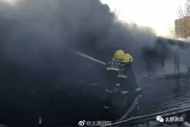 双塔北路太原服装城仓储物流库房起火 三百余名消防员鏖战火魔图片