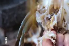 看男子如何将螃蟹做成美味，加上生姜美味又暖心，吃的可真过瘾！