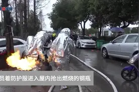 民房违法储存钢瓶起火，消防员冒险抢出喷火钢瓶视频封面