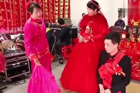 湖南农村结婚习俗, 传统的拜堂, 场面像在唱花灯一样