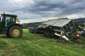 运饲料的车厢倒在地里，拖拉机硬是给拉起来！