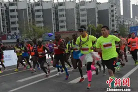 2017徐州国际马拉松开跑 全民健身就要欢乐动起来图片