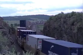 终于知道为什么国外火车可以拉双层集装箱了，原来没有电气化视频封面