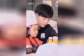 陈立农带娃，亲亲 抱抱 举高高，太温柔 太甜！网友：要变成宝宝视频封面