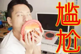 少年在做通灵游戏的时候突然对着镜子猛亲！场面一度很尴尬视频封面