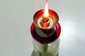家中自制煤油灯，90后都不一定见过，以前停电的时候都靠它！