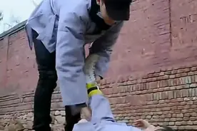 潘玮柏父女齐力打水，黄子韬履行承诺为贝贝压腿，看着都疼视频封面