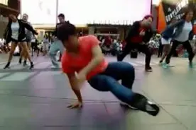 周杰伦《本草纲目》强势登陆纽约时代广场！外国友人一脸懵逼！视频封面