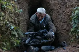 实拍博白农村土方法烧制木炭全过程，有多少人多久没见过了？