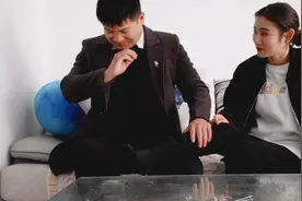 老公帮媳妇脱鞋顿时泪流满面，原来是辣眼，笑喷了视频封面