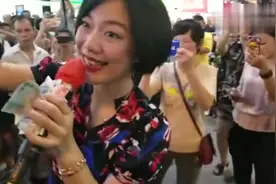 美女歌手龙婷，香港街头演唱一首《传奇》，轻松获得近万元打赏！