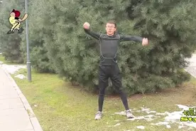 左右扭腰扭胯, 上下这样摆臂运动, 轻松健身燃脂