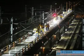 南宁铁路局自制“神器” 旧车厢变身接触网检修车图片