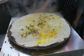 一家三口靠一个煎饼摊，在北京买一套房，这煎饼到底有多好吃？视频封面
