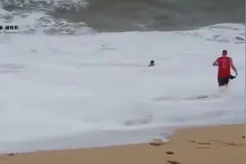 海边游玩，千万小心海浪非常危险，大人都不行，万一是孩子呢。