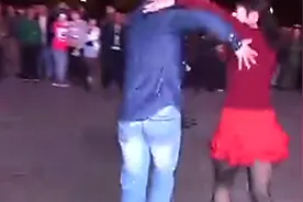 一男一女跳广场舞《女人是老虎》，围观群众看懵了！