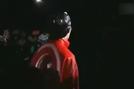 BigBang权志龙：在粉丝中间唱歌，粉丝太疯狂！视频封面
