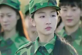 女生军训被强制剪头发，男生全来围观，不料女生竟都痛哭不舍！视频封面