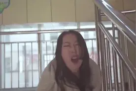 老师崴了脚让熊孩子找人帮忙，人都到后，她想死的心都有了！视频封面