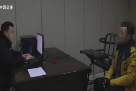 后备箱里坐人，而且光明正大的上路了，这是多大心车里放不下你！