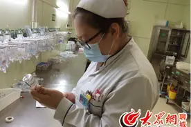 新春走基层：90后护士除夕夜值班 一小时给六名患者换药图片