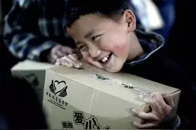 发红包一个书包是小时候的梦；一根彩笔是回忆里的风...图片