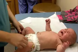 二个月的宝宝打针，孩子撕心裂肺的哭声，看着好心疼！视频封面