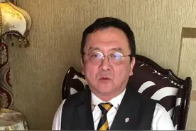 我习惯用“胸针”代用领带夹，你可以试试效果，是不是让你联想到二战时期的某国军服配饰……#绅士 #服装搭配