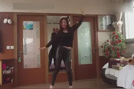 大妈在家开跳广场舞，活力十足！舞姿真的太优美了！视频封面