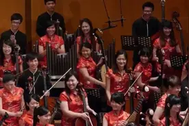 这一曲《花好月圆》，看了几遍也没看懂指挥和演奏者为什么都在笑视频封面