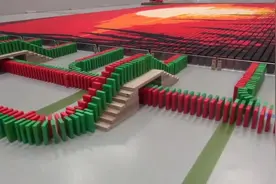 看着超爽！275000块多米诺骨牌 创造吉尼斯世界纪录视频封面