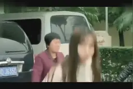 女孩今天上班穿了身红套装，不巧遇到一头发疯的牛，这下惨了