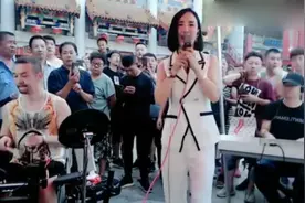 刘老根演员文静户外直播，唱《雨花石》一路飙高音，不输菲儿