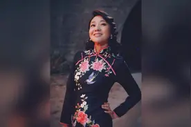 47岁闫妮身穿黑色大花旗袍写真曝光，身姿窈窕，开枪的样子好酷