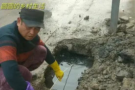 农村下水道堵塞，看大爷用什么神器把它疏通？视频封面