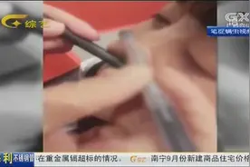 笔在脸上“捉螨虫”？骗人“障眼法”！螨虫肉眼可看不见视频封面