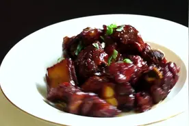 红烧排骨加半碗黄酒，口味独特、肉质鲜美，一顿多吃2碗饭
