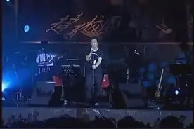 医生陈奕迅演唱的《烟味》混杂着烟味满脸胡渣，在自得其乐的世界视频封面