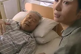 抗战老兵重病住院，儿媳借钱给其治病却被拒绝，不愿麻烦儿女视频封面