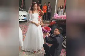 农村婚礼现场，新郎单膝跪地求婚新娘，新娘迟迟不答应，让人生气视频封面