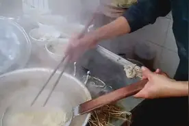 大锅捞面汤的制作 动作麻利视频封面