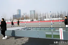 30公分深的积水 纯电动名爵EZS底盘下方电池包会受影响吗？视频封面