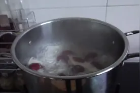 山药红枣一起炖骨头，这样炖出来的味道太好喝了，一个人喝了一锅