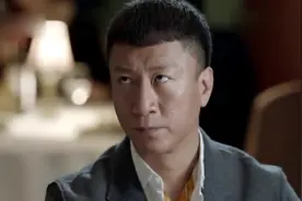 大叔去吃牛排，厨师做了三次他都不满意，竟说让餐厅主厨去炸鸡块