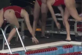 美女水球职业运动员，教你怎么两个人配合着赛前热身！学到了！视频封面