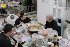 包贝尔曝妻子包文婧有多贤惠，袁姗姗听后惊讶了，衣服都是按色分视频封面