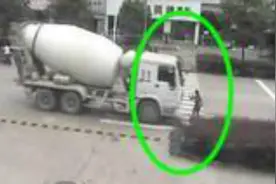 行车记录：明明可以躲开，为了保命她却伸手去挡，可大卡车太无情