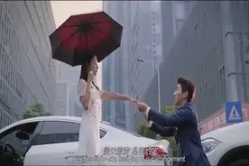男子先撞美女的车，再雨中求婚，这场面是不是太意外太甜了？视频封面