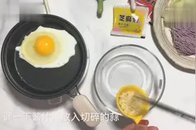 小姐姐心灵手巧，自己在家做酸汤面，紫薯的面条看着都好吃！